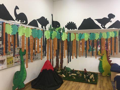 Diy Dinosaur Classroom Decor, Dinosaur Preschool Decorations, Dino Themed Classroom, Prehistoric Classroom Theme, Dinosaur Classroom Ideas, Dinosaur Themed Classroom Decorations, Classroom Dinosaur Theme, Dinasour Classroom Decoration, Park Theme Classroom