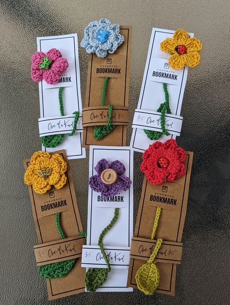 Crochet Bookmark Packaging Ideas, Crocheted Flower Bookmarks, Marque Page Crochet, Book Mark Crochet, Childrens Crochet Hats, Bookmark Crochet, Crochet Bookmark Pattern, Creative Kids Crafts, Loom Knitting Projects