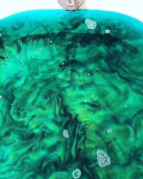 Bath Bomb Water, School Moodboard, Mermaid Bath, Bath Boms, Aesthetic Bath, Magical Mermaid, Shower Products, Green Ideas, Wallpaper Inspiration