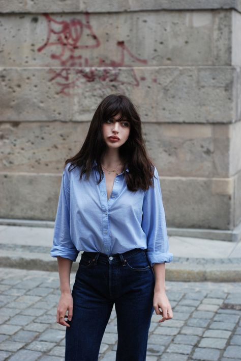 just jeans and shirt Light Jeans, Light Blue Shirts, Looks Street Style, Trik Fotografi, 가을 패션, 여자 패션, Hot Outfits, Look Casual, Mode Style