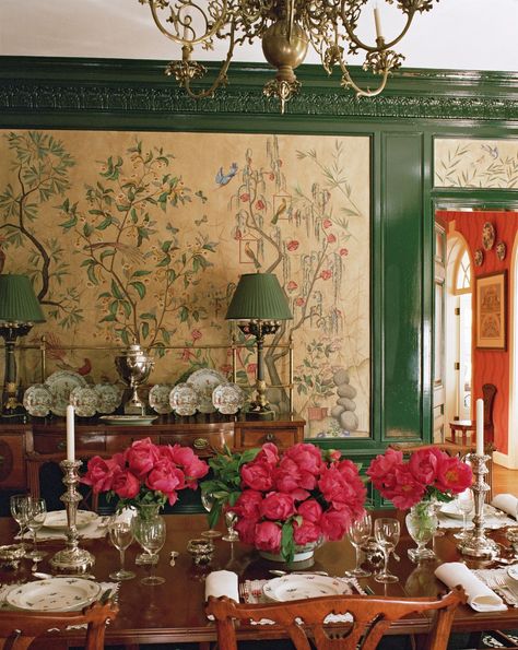 Green Dining Room Walls, Chinoiserie Dining Room, Dining Room Murals, Chinoiserie Interior, Dining Room Wall Color, Tufted Wall, Class And Elegance, Green Chinoiserie, Green Floral Wallpaper