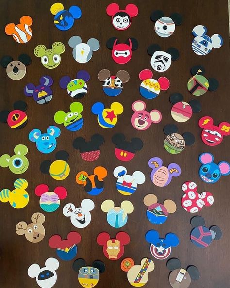 Disney Christmas Bulletin Board Ideas, Disney World Crafts, Disney Paper Crafts, Disney Arts And Crafts, Disney Countdown Ideas, Disneyland Crafts, Disney Decorations, Disney Craft, Deco Disney