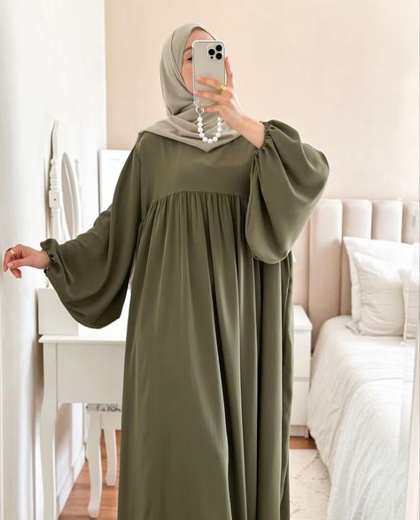 Muslimah Fashion Casual, Fashion Abaya, Islamic Fashion Dresses, Moslem Fashion, Abaya Design, Mode Hijabi, Hijab Trends, Mode Turban, Muslim Outfits Casual