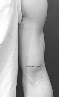 Cool Simple Tattoos Men, Rosen Tattoo Mann, Tiny Tattoo Designs, Now Tattoo, Unique Small Tattoos, Meaningful Tattoos For Family, Tricep Tattoos, Small Tattoos For Men, Coordinates Tattoo