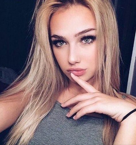 GorgeousThe QueenMolly O'Malia She is a stunning MODEL!!! Can you believe she's only 14!!! Foto Tips, 90's Fashion, Makeup Face, Makeup Goals, Selfies Poses, Cute Selfie Ideas, Selfie Poses, Insta Photo Ideas, Makeup Hair