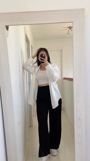 Camila Tapia | outfit ideas on Instagram: "total outfit shein. big fan del black and white jiji ⠀⠀⠀⠀⠀⠀⠀⠀⠀ ⠀⠀⠀⠀⠀⠀⠀⠀⠀ ⠀⠀⠀⠀⠀⠀⠀⠀⠀ ⠀⠀⠀⠀⠀⠀ #outfitinspo #ootd #fashion #outfitoftheday #outfitinspiration #outfit #fashionblogger #style #outfitideas #outfits #styleinspo #fashioninspo #k #fashionista #fashionstyle #streetstyle #ootdfashion #instafashion #discoverunder #styleblogger #lookoftheday #explorepage #streetwear #aesthetic #styleinspiration #outfitpost #instastyle #blogger #lookbook #outfitstyle Casual Denim Skirt Outfit, White And Black Outfits, Black And White Ootd, White Black Outfit, Black And White Fits, Cute Overall Outfits, Outfit Black And White, Black And White Outfits, Outfit Shein