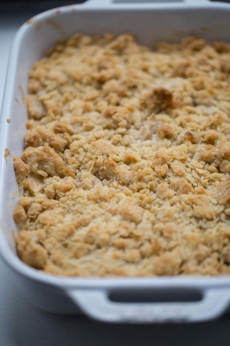 baked apple crisp in a white baking dish Apple Crisp Without Oats, Apple Crisp Pie, Best Apple Crisp Recipe, Apple Crisp Cheesecake, Crisp Desserts, Healthy Apple Crisp, Best Apple Crisp, Easy Apple Crisp Recipe, Apple Crumble Recipe