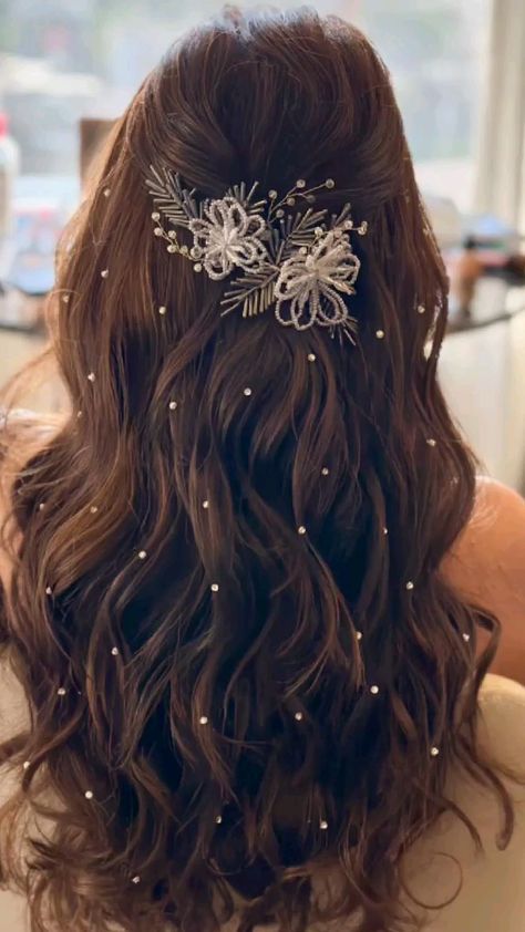 Wedding Aesthetic Hairstyle, Open Hair On Lehenga, Hairstyle In Open Hair For Wedding, Open Hair Hairstyle For Wedding, Curly Hair Bride Indian, Lehenga Look Hairstyle, Hairstyles For Short Hair In Wedding, Straight Hair Engagement Hairstyles, Bridal Reception Hairstyle For Gown