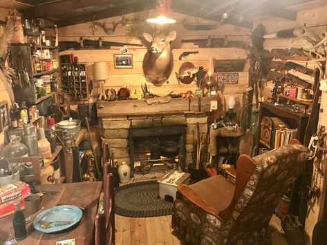 Inside Small Cabin Ideas, Hunter House Decor, 1950 Cabin, Hunting Camp Ideas Cabin, One Room Cabin Interior, Rustic Hunting Cabin, Old Cabin Interior, Hunting Cabin Plans, Small Hunting Cabin