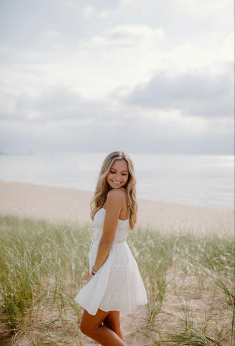 Senior Dresses Pictures, Senior Photos Beach Ideas, Cute Dresses For Senior Pictures, Fall Beach Senior Pictures, Senior Picture Outfits Dresses, Poses For Beginners Photography, Senior Pics Ideas Beach, Senior Picture Pose Ideas Beach, Beach Photography Dress