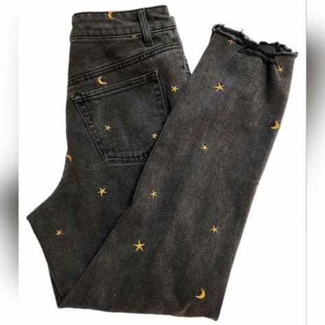Tinseltown Black Mom Jeans. Moon & Star Embroidered Mom Jeans With Raw Ankle Hem And Distressing Size 13 (31). Brand New With Tags, No Flaws Embroidered Mom Jeans, Embroidery Jeans Diy, Mom Jeans Ripped, Eras Outfits, Size 13 Jeans, Denim Bows, Black Mom, Bleached Jeans, Black Mom Jeans