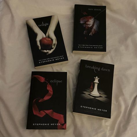 Twilight Books Series, Comfort Books, Twilight Book, Books Series, Stephenie Meyer, Twilight Series, 15th Birthday, Birthday Wishlist, The Twilight Saga