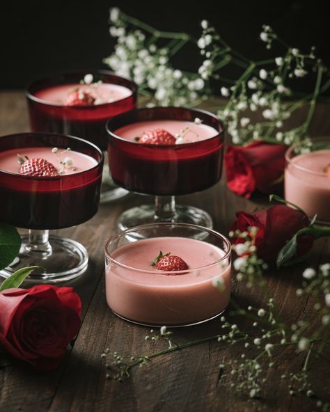 Essen, Posset Recipe, Strawberry Pudding, Homemade Custard, Strawberry Season, Strawberry Slice, Mousse Recipes, Strawberry Puree, Pudding Desserts