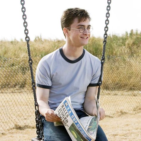 This Hidden Joke You Definitely Missed In The Harry Potter Films Will Make... - News - Capital FM Daniel Radcliffe Photoshoot, Harry Potter Theories, Citate Harry Potter, Wallpaper Harry Potter, Daniel Radcliffe Harry Potter, Tapeta Harry Potter, Buku Harry Potter, Harry James, Images Harry Potter