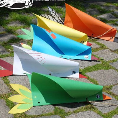 This super fun flying bird kite ( wind toy ) is a super easy spring or summer craft idea for kids , and it grants hours of fun! You can wave them around and watch the pretty paper birds fly ! This DIY is suitable for kids of all ages, and you won't need expensive craft materials to create some only a few sheets of colorful paper and some kind of thread. This super easy and frugal paper bird kite is a great craft for spicing up boring summer afternoons. You can use any type of paper ( or anothe Homemade Kites, Diy Kite, Kites Craft, Bird Kite, Kites For Kids, Kite Making, Paper Birds, Bird Crafts, Kids Discover