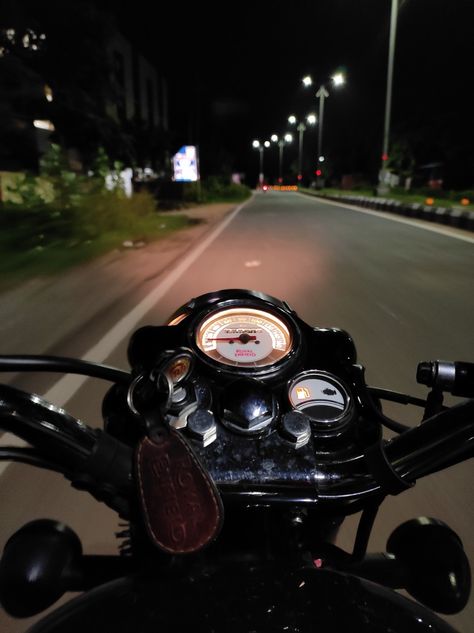 Night ride before exam Night Sky Photography Stars, Bike Night Ride Snapchat, Night Bike Ride Video, Boys Attitude Pics Hd, Before Exam, Peaky Blinders Theme, Night Rides Car, Night Bike Ride, Night Rides Snapchat