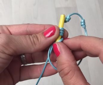 Use a Straw to Make Knots for Easy Adjustable Cord Bracelets Adjustable Sliding Knot Tutorial, How To Make A Sliding Knot Step By Step, Slip Knot Bracelet Diy, Easy Sliding Knot, Sliding Knot Tutorial, Adjustable Bracelet Diy, Slip Knot Bracelets, Cord Bracelet Diy, Nylon Cord Bracelets