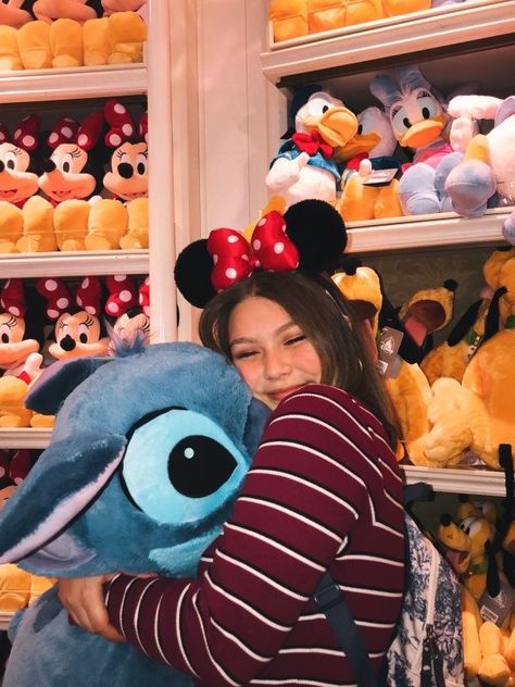 Disney Photo Ideas Aesthetic, Disney Friends Pictures, Insta Disney Pics, Disney Photo Ideas Instagram, Disneyland Photo Ideas Instagram, Disneyland Paris Picture Ideas, Disney World Photoshoot, Disney Pics With Friends, Disney Inspo Pics