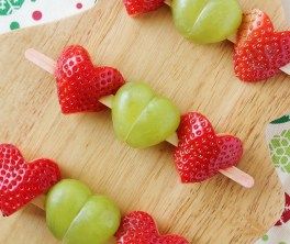 Fruit For Kids, Yogurt Fruit Dip, Valentines Party Food, Fruit Platter Designs, Kreative Snacks, Decorações Com Comidas, Food Art For Kids, Dessert Aux Fruits, Charcuterie Inspiration