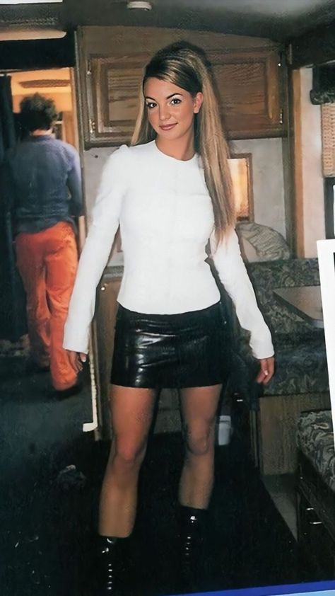 young britney spears rocking this outfit Britney Spears 90s, Britney Spears 2000s, 90s Outfits Party, Britney Spears 2000, Britney Spears Outfits, Britney Spears Photos, 90s Outfits, Brittany Spears, 2000s Outfit