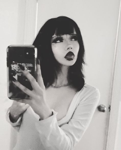 Goth Girl Reference, Deftones Girl Makeup, Alt Selfies, Pretty Alt Girl, Aesthetic Types, Alt Makeup, Lip Makeup Tutorial, Hair Inspiration Short, Makeup Help