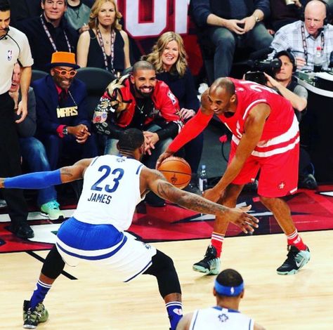 Legendary. Kobe and LeBron at All Star game. Look on Drake and spike Lee face says it all. Kobe And Lebron, Kobe Vs Lebron, Lebron James All Star, Kobe Vs Jordan, Nba Wallpapers Stephen Curry, Kobe Bryant Lebron James, Lebron James Basketball, Lebron James Wallpapers, Kobe Lebron