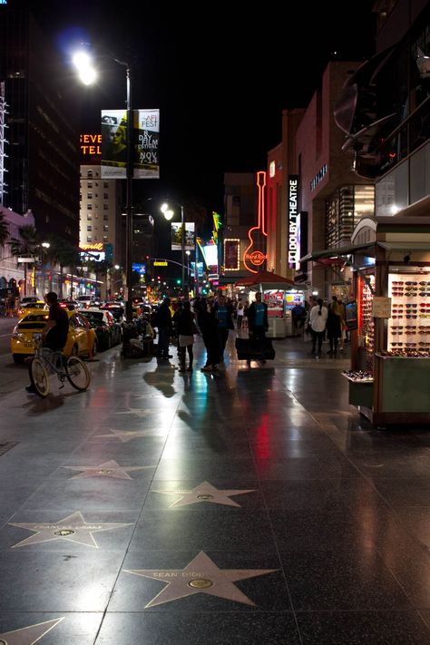 Hollywood Blvd by night! #Hollywood #LosAngeles Los Angeles, Hollywood Blvd Aesthetic, Hollywood Boulevard Aesthetic, Los Angeles Night Life, Hollywood Sign At Night, Hollywood At Night, La At Night, Los Angeles Girl, Hollywood Street