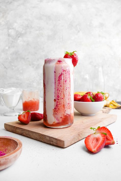 Essen, Strawberry Glaze Smoothie, Strawberry Glaze Recipe, Hailey Bieber Smoothie, Erewhon Market, Strawberry Kiwi Smoothie, Holistic Nutrition Recipes, Smoothie Glass, Pink Smoothie