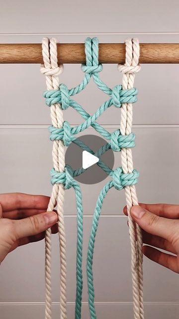 Braided Macrame Wall Hanging, 4 Strand Macrame Braid, Macrame Tutorial Beginner Free Pattern, Macrame Wall Hangings Tutorial, Macrame Knot Guide, Macromae For Beginners Diy, Macrame Plant Wall Hanging, Macrame Guitar Hanger Tutorial, Macrame Beginners Tutorials