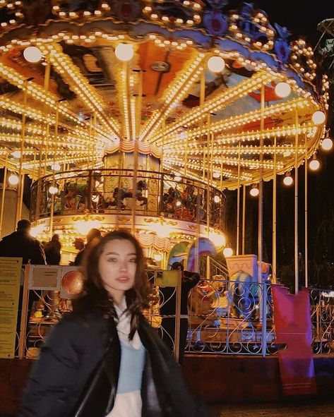 Night Carnival Photography, Carousel Photo Ideas, Poses For Amusement Park, Theme Park Pose Ideas, Fair Photos Aesthetic, Fair Carnival Outfit Ideas, Amusement Park Pose Ideas, Amusement Park Pictures Ideas, Aesthetic Carnival Pictures