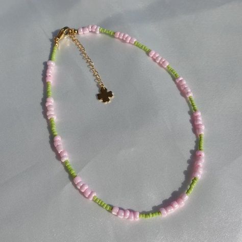 Pink and light green glass bead necklace Pink And Green Bead Bracelet, Pink And Green Friendship Bracelet, Pink And Green Beaded Bracelets, Pink And Green Necklace, Pink And Green Bracelet, Green Friendship Bracelet, Bead Necklace Green, Collar Rosa, Bracelet Colors