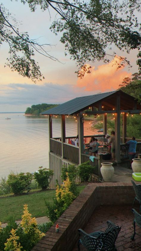 Family At Lake House, Living In A Beach Town, My Future House, South Carolina Beach House, Living Room Sunroom, Dream House Country, Dream House Design, Vacation Cabins, Upstate House