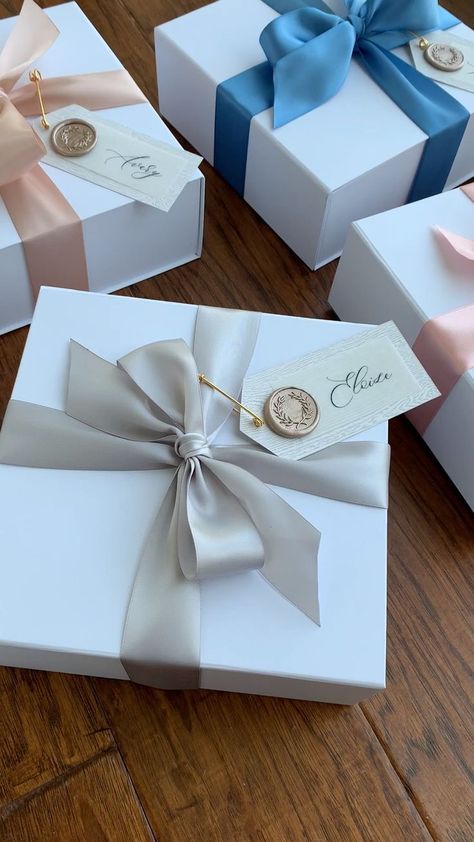 Elegant Bridesmaid Proposal Ideas, Bridesmaid Proposal Elegant, Ribbon On Boxes Wrapping Ideas, Wax Seal Gift Wrapping, Bridesmaid Proposal Box Diy, Wax Seal Ideas, Bridesmaid Box Ideas, Elegant Bridesmaid Proposal, Box Decoration Ideas