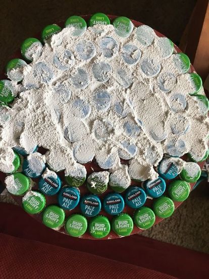 Makeover a table with saved beer caps, some glue and grout to give it a new look! #diy #diyhomedecor #table #sidetable Beer Cap Projects Ideas, Beer Cap Table Diy, Bottle Top Table Beer Caps, What To Do With Beer Bottle Caps, Crafts With Beer Bottle Caps, Bottle Cap Table Top Diy, Beer Cap Table Top, Beer Cap Design, Beer Caps Crafts