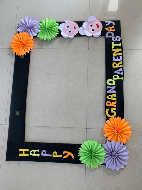 Grandparents Day Picture Frame Craft, Grand Parents Day Selfie Corner, Grandparents Activity For Preschoolers, Grandparents Decoration Ideas, Grandparents Day Photo Booth Frame, Grandparent Day Decorations, Photo Booth For Grandparents Day, Grandparents Day Photobooth, Grandparents Day School Decoration Ideas