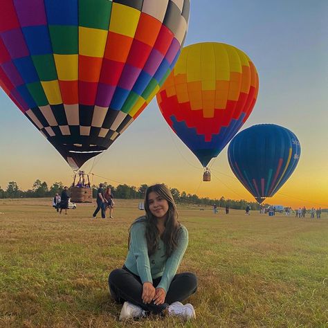 Hot Air Balloon Photoshoot Ideas, Hot Air Balloon Festival Photography, Balloon Festival Pictures, Albuquerque Balloon Festival Outfit, Balloon Fiesta Albuquerque Photography, Hot Air Balloon Senior Pictures, Hot Air Balloon Ride Pictures, Hot Air Balloon Photos, Hot Air Balloon Picture Ideas