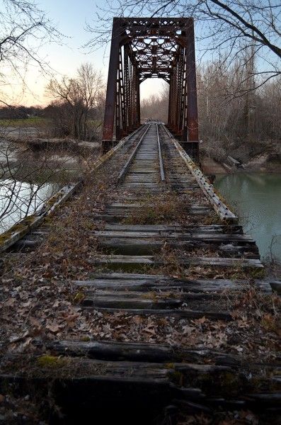 Railroad Track Pictures, Bridge Aesthetic, Train Tracks Photography, Abandoned Railroad, Train Bridge, Track Pictures, Old Bridges, Railroad Bridge, Beautiful Ruins