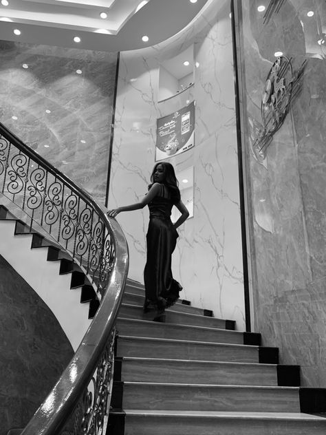 Formal Photoshoot Ideas, Fancy Photoshoot, Pictures On Stairs, Prom Photography Poses, Urban Photography Portrait, Staircase Pictures, Prom Picture Poses, Prom Photoshoot, Prom Photography