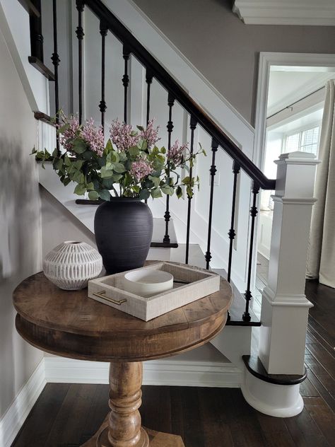 Umbrella Stand Side Table, Foyer Table Decor Entryway, Entryway Round Table, Spring Entryway Decor, Entryway Table Ideas, Foyer Table Decor, Round Entry Table, Spring Entryway, Table Dress