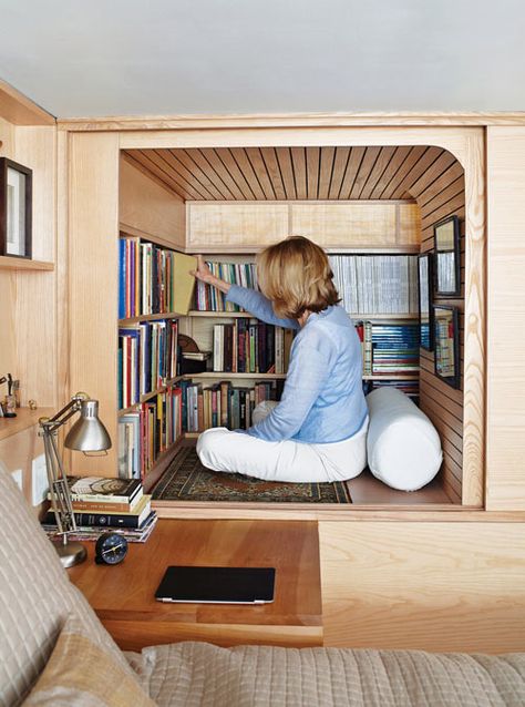 I imagine my library to be bigger ... but I would have loved this as a kid! Reka Bentuk Rumah Kecil, Små Rum Lidt Plads, Tiny House Family, Wohne Im Tiny House, Decor Studio, New York City Apartment, Apartment Renovation, Sleeping Loft, New York Apartment
