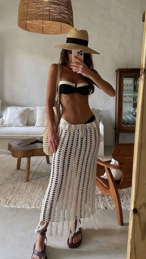 The Ibiza Outfits We Are Wearing This Summer - CLOSS FASHION Colombia Summer Outfits, Fashion In Brazil, Bali Inspo Outfits, South Beach Outfits, Outfits Praia, Beach Town Outfit, Outfit Bali, Brazil Outfit, Beachwear Outfits