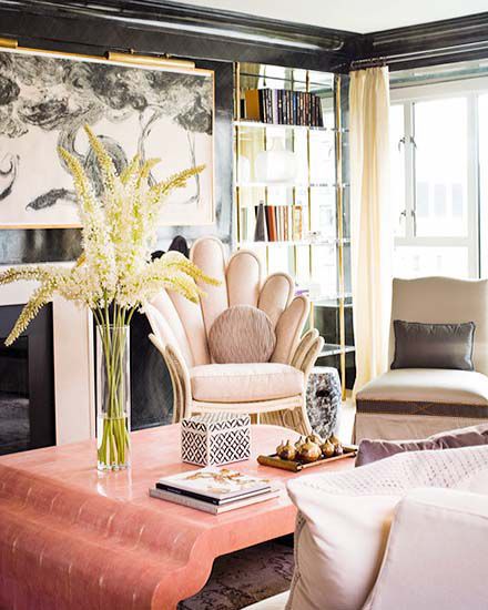 17 Beautifully Feminine Rooms to Get Inspired By// black lacquered walls, pink coffee table 80s Glam Interior Design, Scalloped Chair, Manhattan House, Feminine Living Room, Feminine Room, 80s Glam, Muebles Living, Living Room Photos, Room Apartment