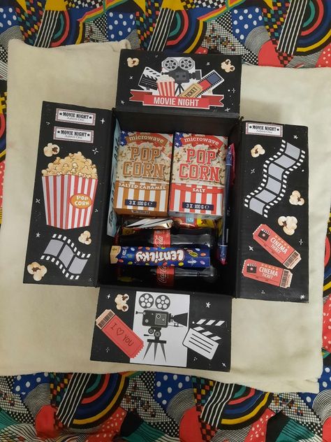 Cinema Gift Basket, Diy Cinema Ticket, Movie Night Tickets Diy, Kino Date, Movie Gift Ideas, Ticket Cinema, Movie Night Box, Cinema Gift, Kino Box