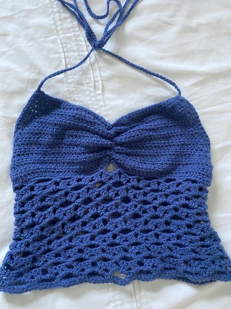 Top Crop Tejido En Crochet, Bandeau Tops, Mode Crochet, Crochet Design Pattern, Crochet Summer Tops, Crochet Fashion Patterns, Crochet Halter, Crochet Stitches Tutorial, Crochet Halter Tops