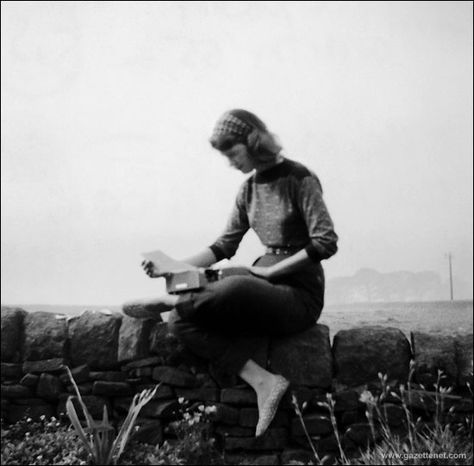 Sylvia Plath. | 16 Wonderful Photos Of Women Writers AtWork http://www.buzzfeed.com/lukelewis/wonderful-photos-of-women-writers-at-work Sylvia Plath