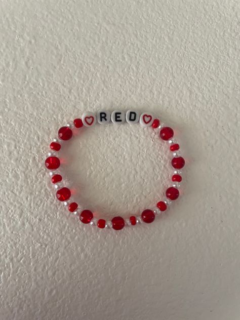 #taylorswift #red #eras Red Friendship Bracelet Ideas, Red Era Bracelet, Red Friendship Bracelet, Concert Bracelets, Taylor Bracelets, Taylor Swift Red Album, Taylor Swift Friendship Bracelet, Eras Bracelets, Swift Bracelets