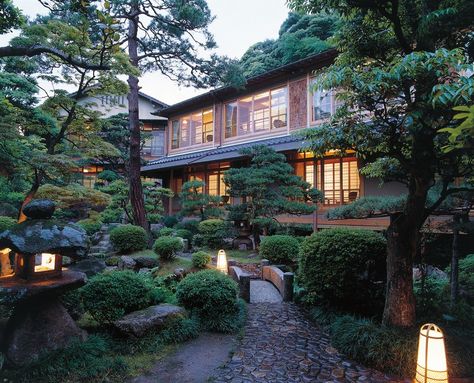 Ryokan, or traditional Japanese inns, are the pinnacle of Japanese hospitality. Here are 6 of the most luxurious ryokan with onsen (hot spring) baths in Japan. Japanese Architecture, Hyogo, Japanese Mansion, Onsen Ryokan, Houses In Japan, Japanese Home Design, Traditional Japanese House, Japanese Style House, Asian Architecture