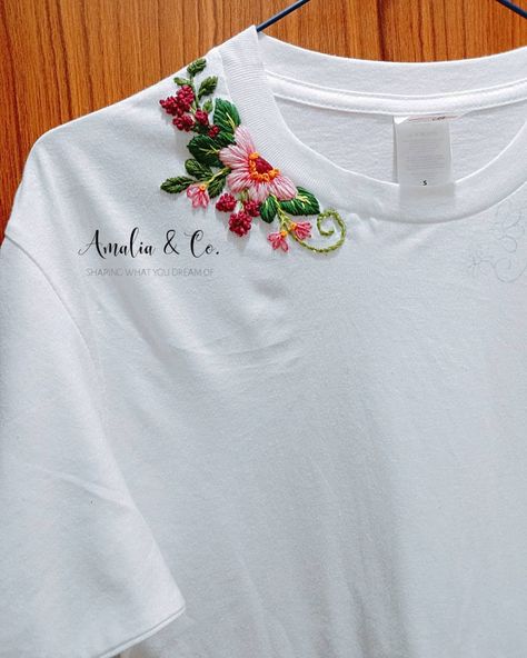 Neckline Embroidery Designs, Diy Embroidery Shirt, Broderie Simple, T-shirt Broderie, Haine Diy, Clothes Embroidery Diy, Pola Bordir, Diy Embroidery Designs, Embroidery Tshirt
