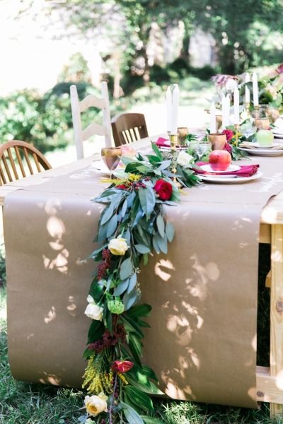 Al fresco table: http://www.stylemepretty.com/2014/11/28/autumn-al-fresco-bridal-shower/ | Photography: Kathryn McCrary - http://www.kathrynmccrary.com/ Spring Wedding Centerpieces, Kraft Paper Wedding, Paper Tablecloth, Paper Table Runner, Tafel Decor, Chic Bridal Showers, Outdoor Dinner, Table Runners Wedding, Butcher Paper