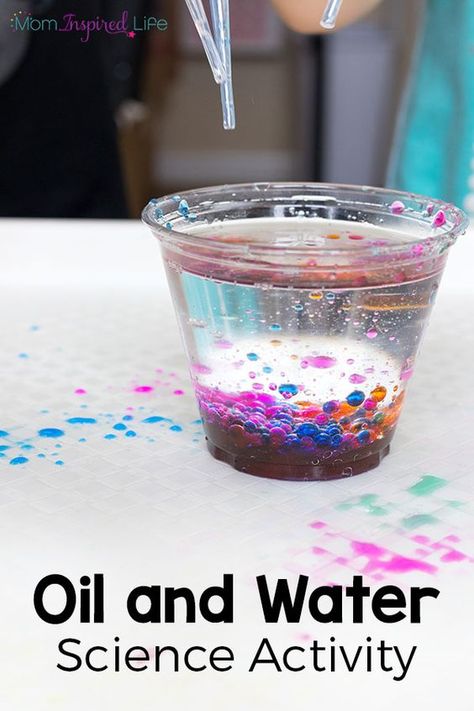 This oil and water science exploration is a fun science experiment for preschoolers and kids in early elementary. Vetenskapliga Experiment, Elementary Science Experiments, Science Experience, Science Experiments Kids Elementary, Science For Toddlers, Science Week, Preschool Science Activities, Science Experiments For Preschoolers, Oil And Water